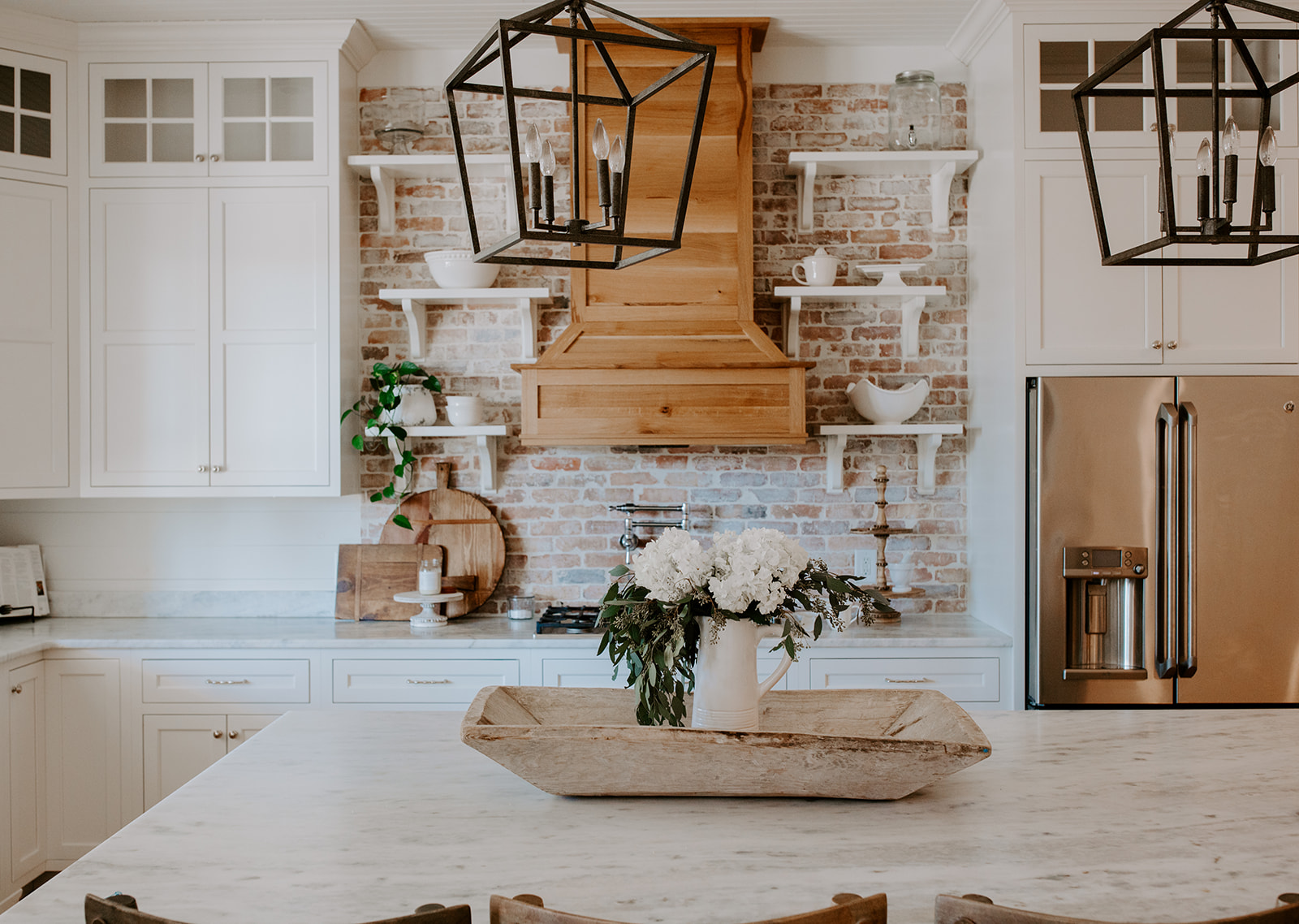 farmhouse kitchen, brick backsplash 